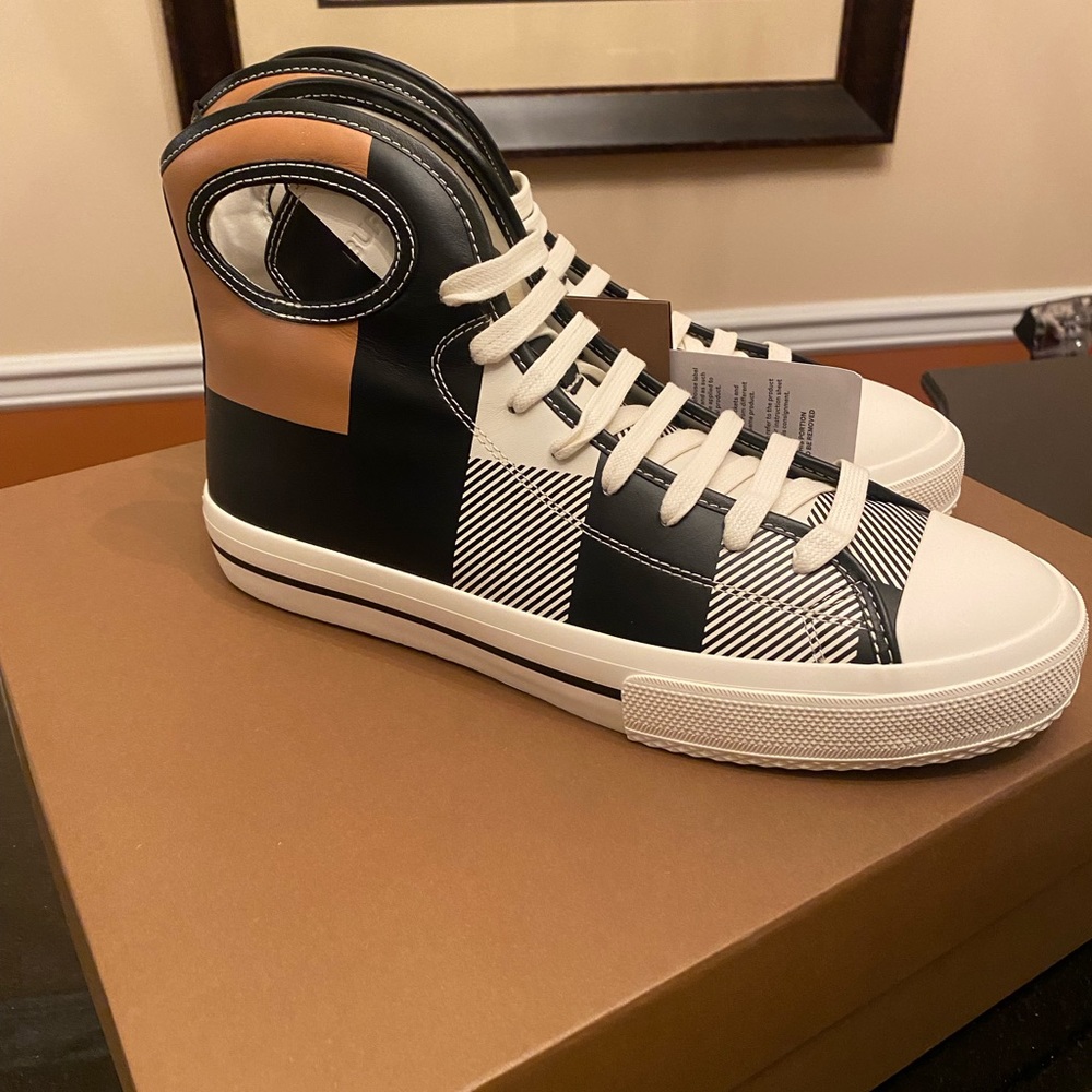 Brand New Burberry larkhall sneakers High leather Burberry Print. Men’s US sz 10